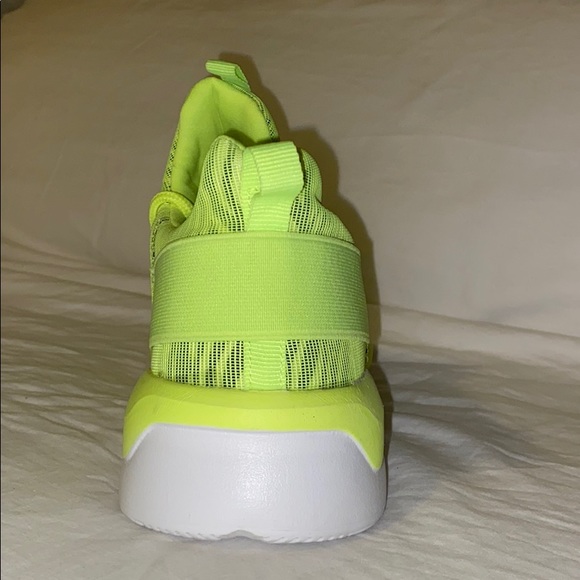 Brand new tennis shoes - Picture 3 of 4